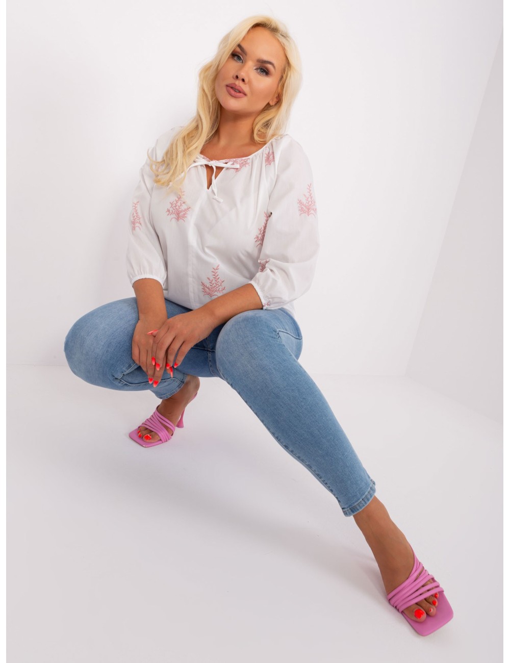Biało-bródnoróżowa bluzka plus size we wzory