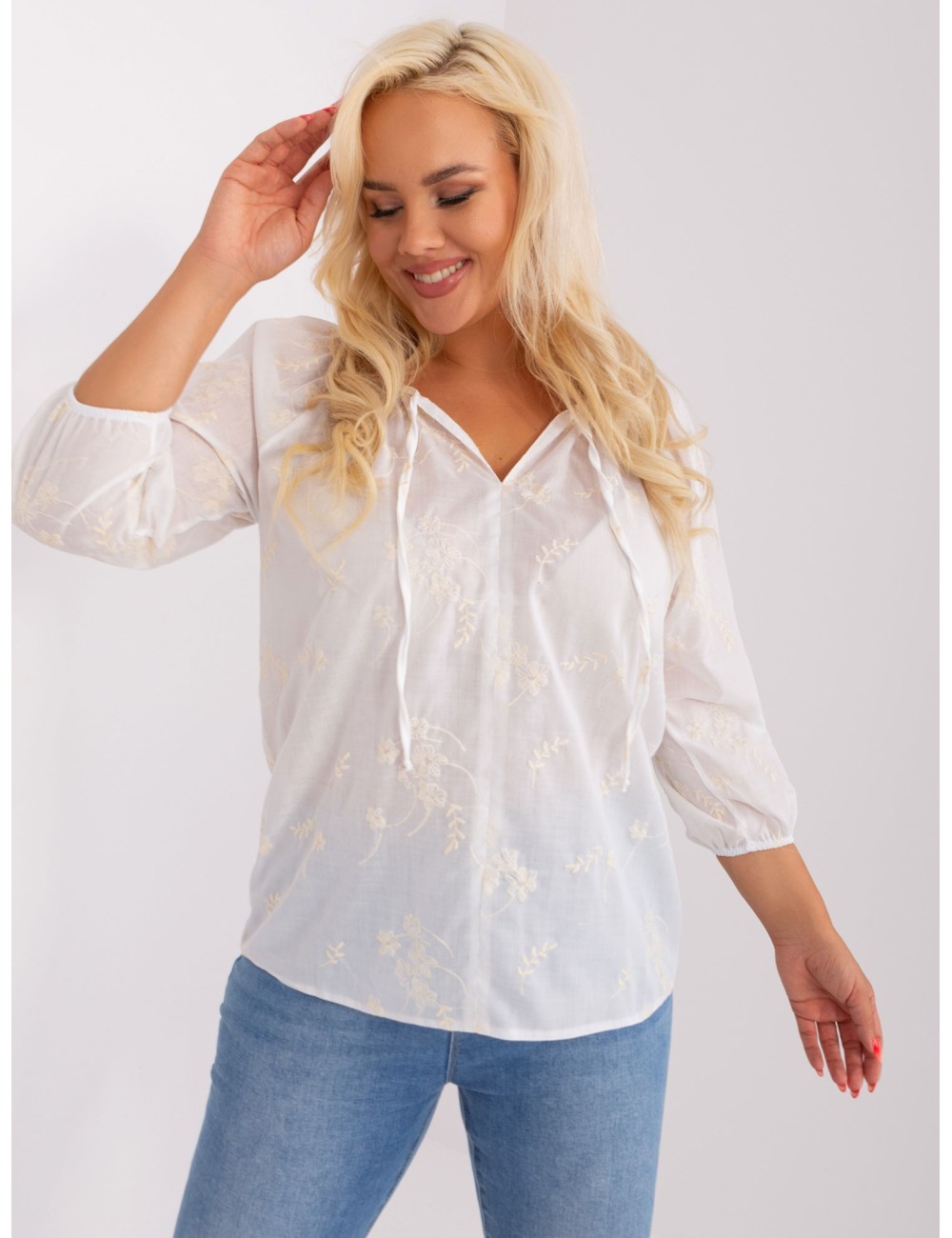 Biało-jasnobeżowa bluzka plus size z haftem