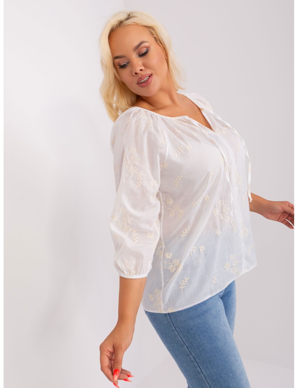 Biało-jasnobeżowa bluzka plus size z haftem