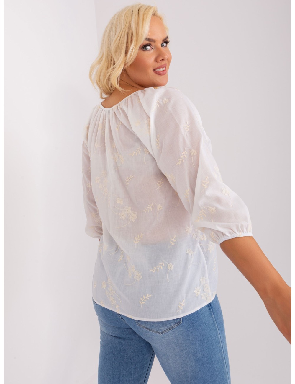 Biało-jasnobeżowa bluzka plus size z haftem