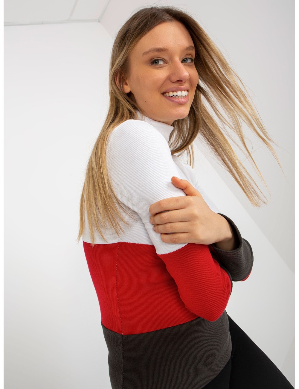 Dopasowana bluzka basic z golfem w prążek