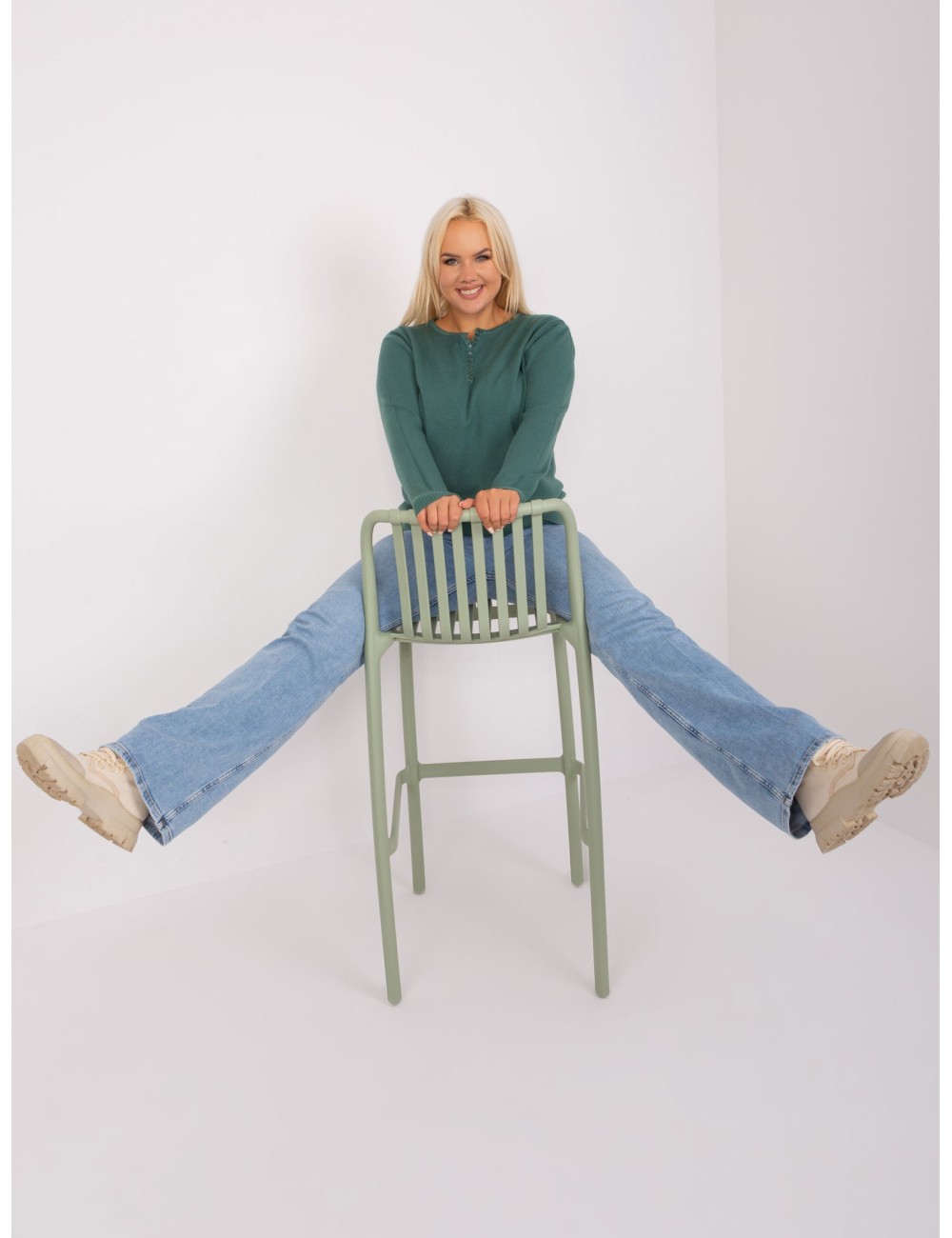Kremowy damski sweter plus size z guzikami
