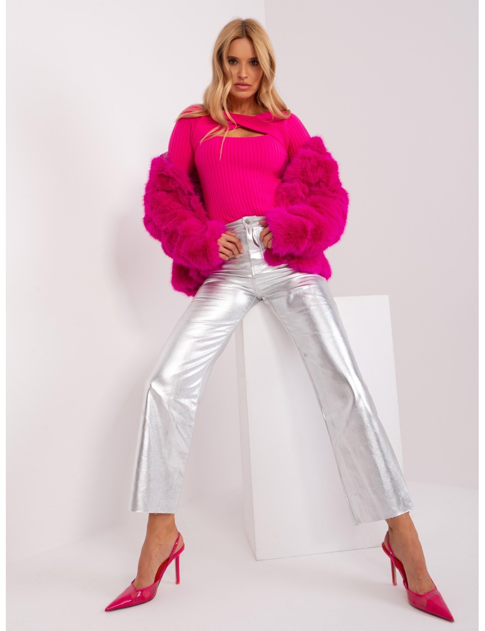 Sweter w prążek z wycięciem
