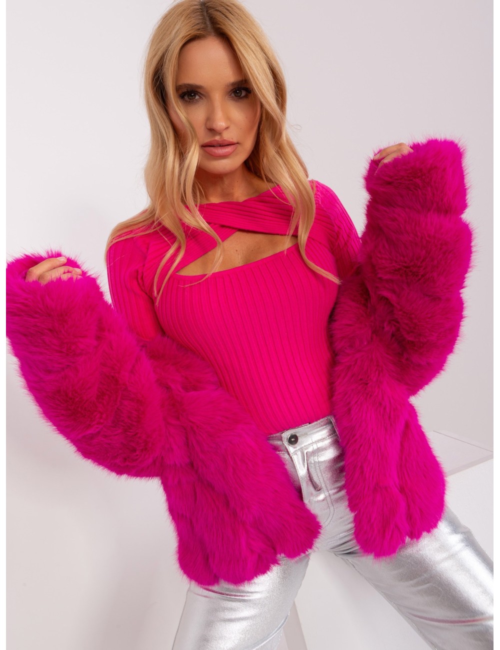 Sweter w prążek z wycięciem