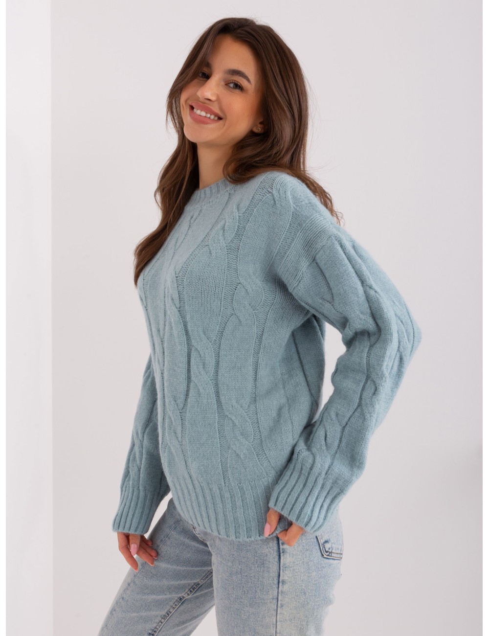 Jasnomiętowy dzianinowy sweter z warkoczami