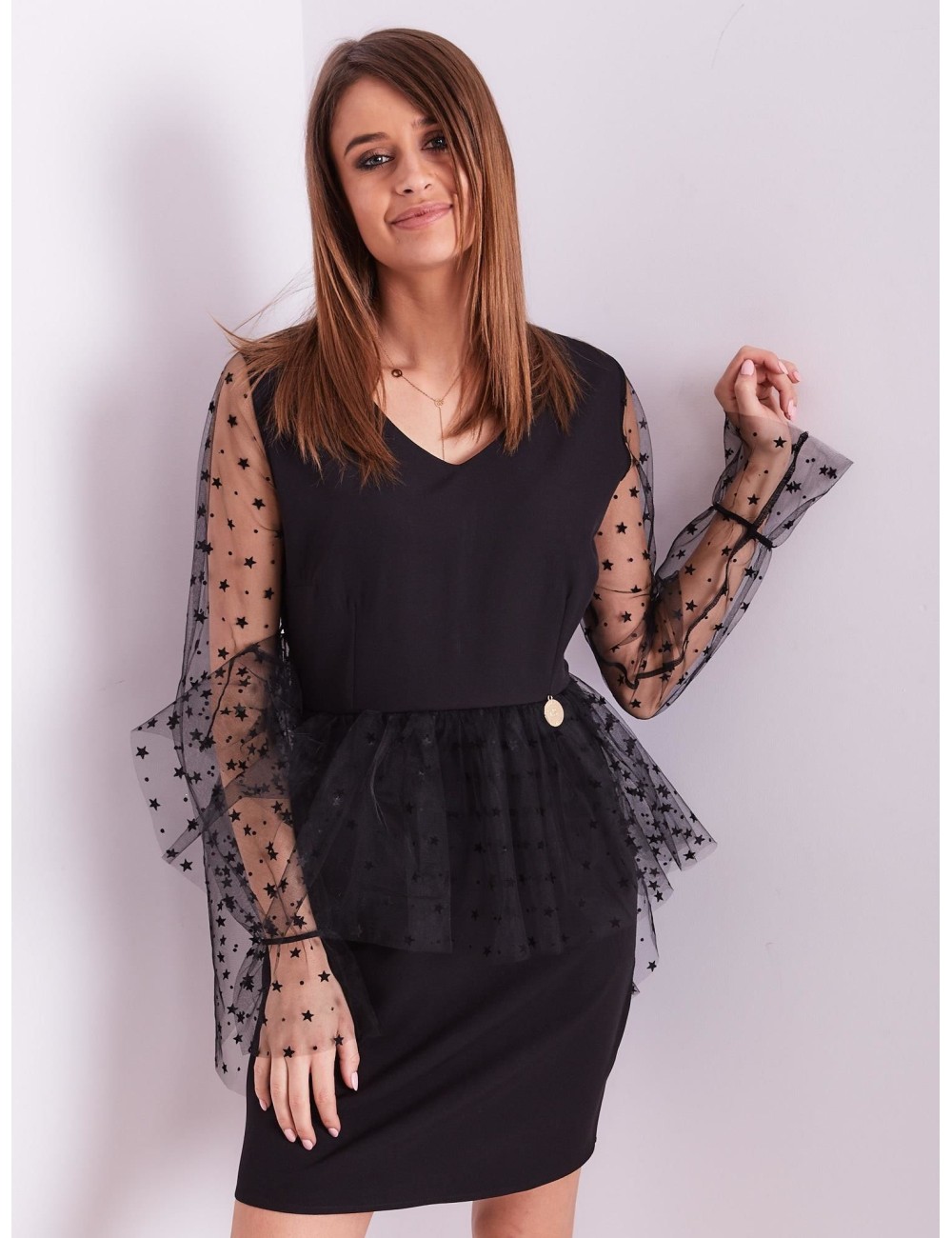 Elegancka czarna sukienka z tiulowymi rękawami
