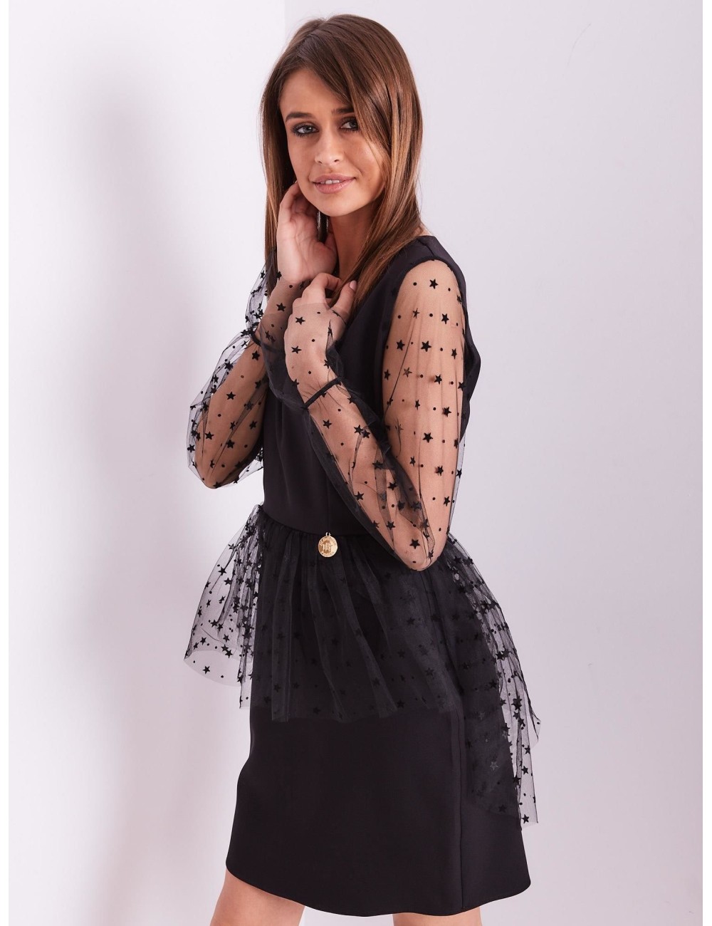 Elegancka czarna sukienka z tiulowymi rękawami