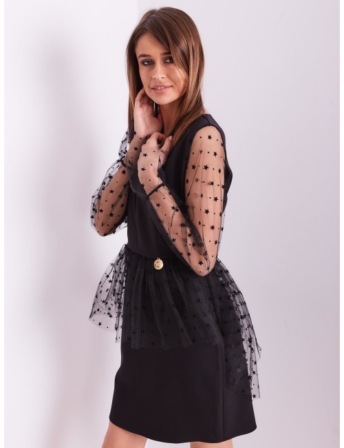 Elegancka czarna sukienka z tiulowymi rękawami