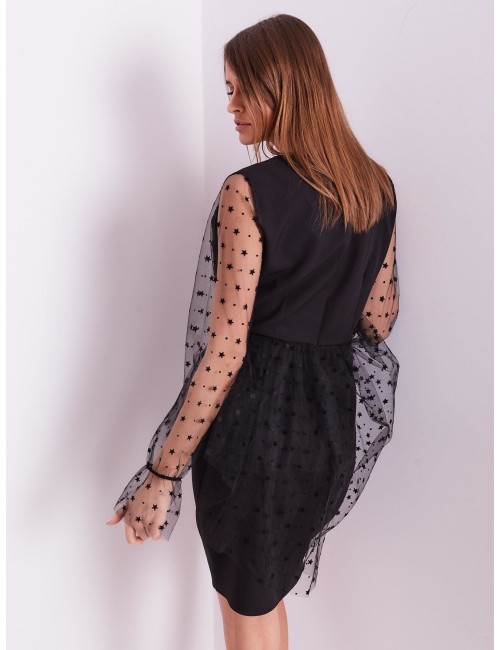 Elegancka czarna sukienka z tiulowymi rękawami