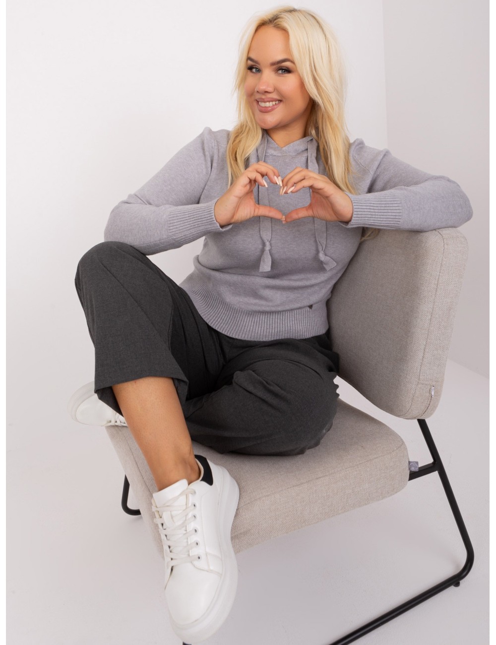 Sweter plus size z troczkami