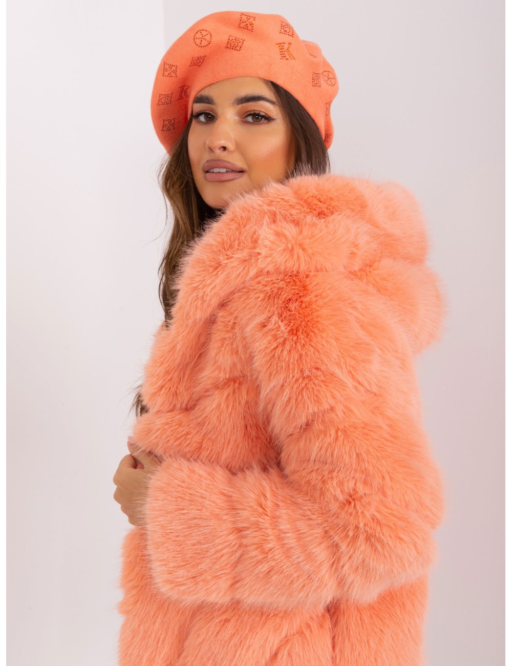 Damski beret z aplikacją