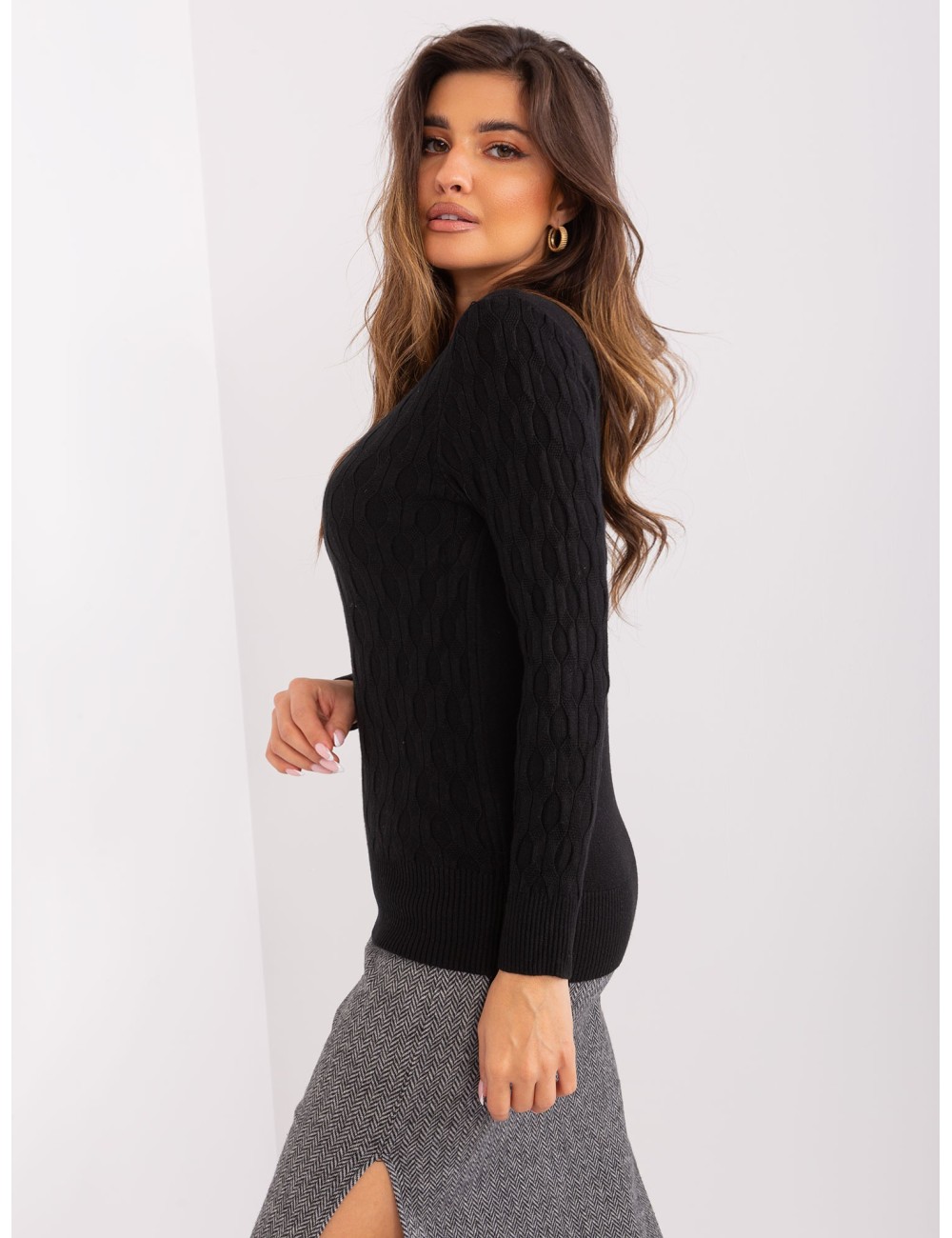 Damski sweter klasyczny w warkocze