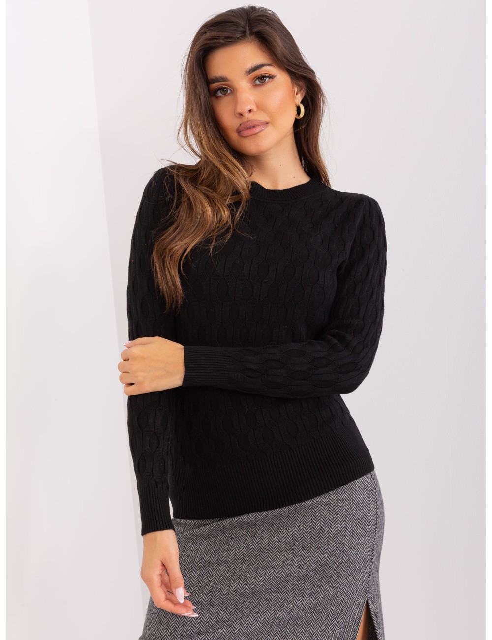 Damski sweter klasyczny w warkocze