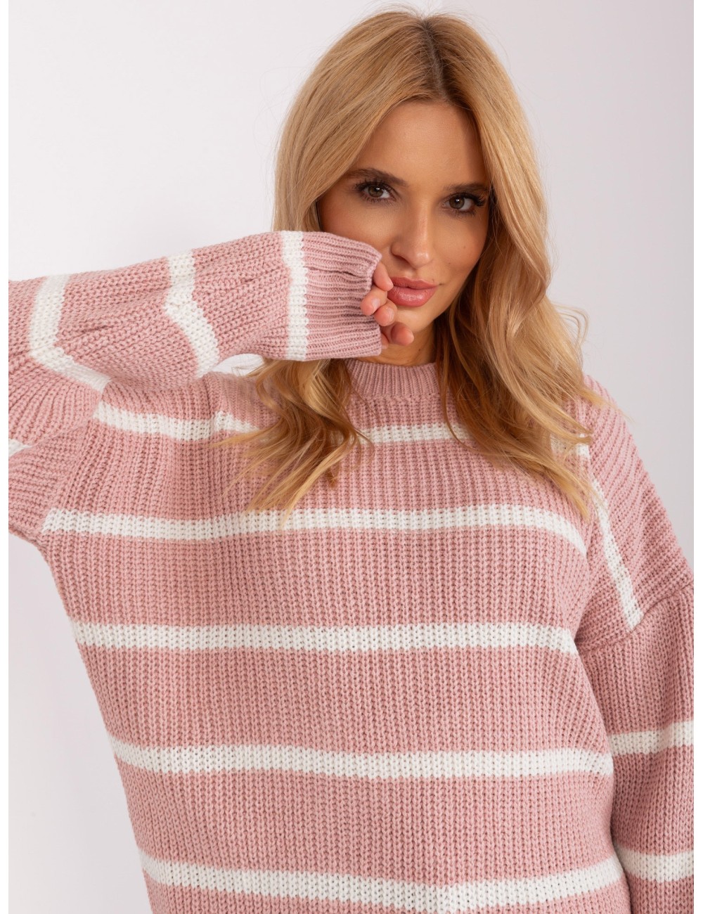 Różowo-biały sweter oversize w paski z domieszką wełny