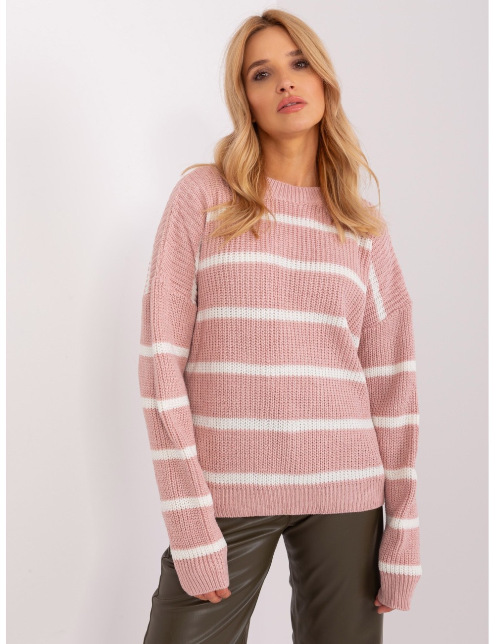 Różowo-biały sweter oversize w paski z domieszką wełny
