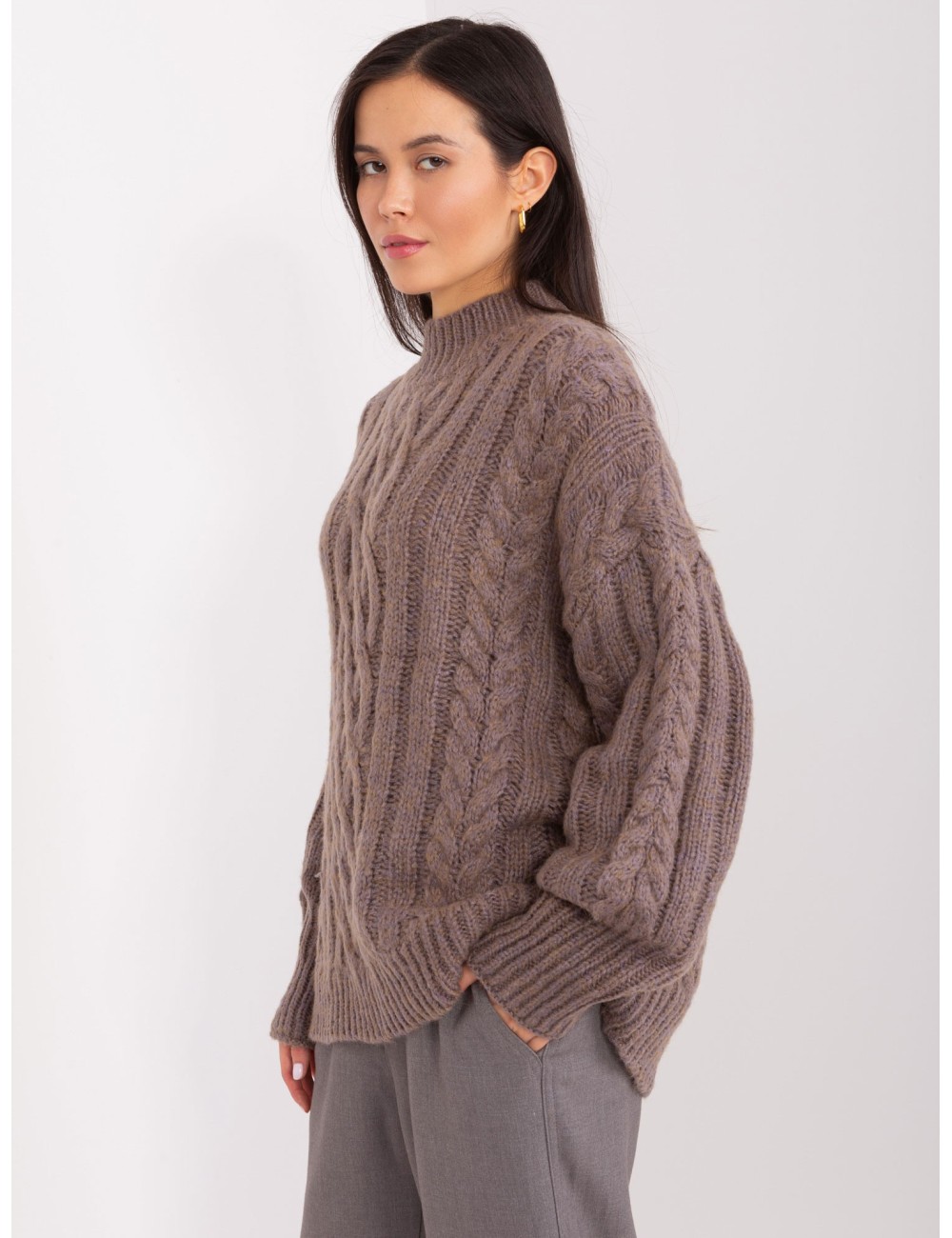 Dzianinowy sweter z warkoczami