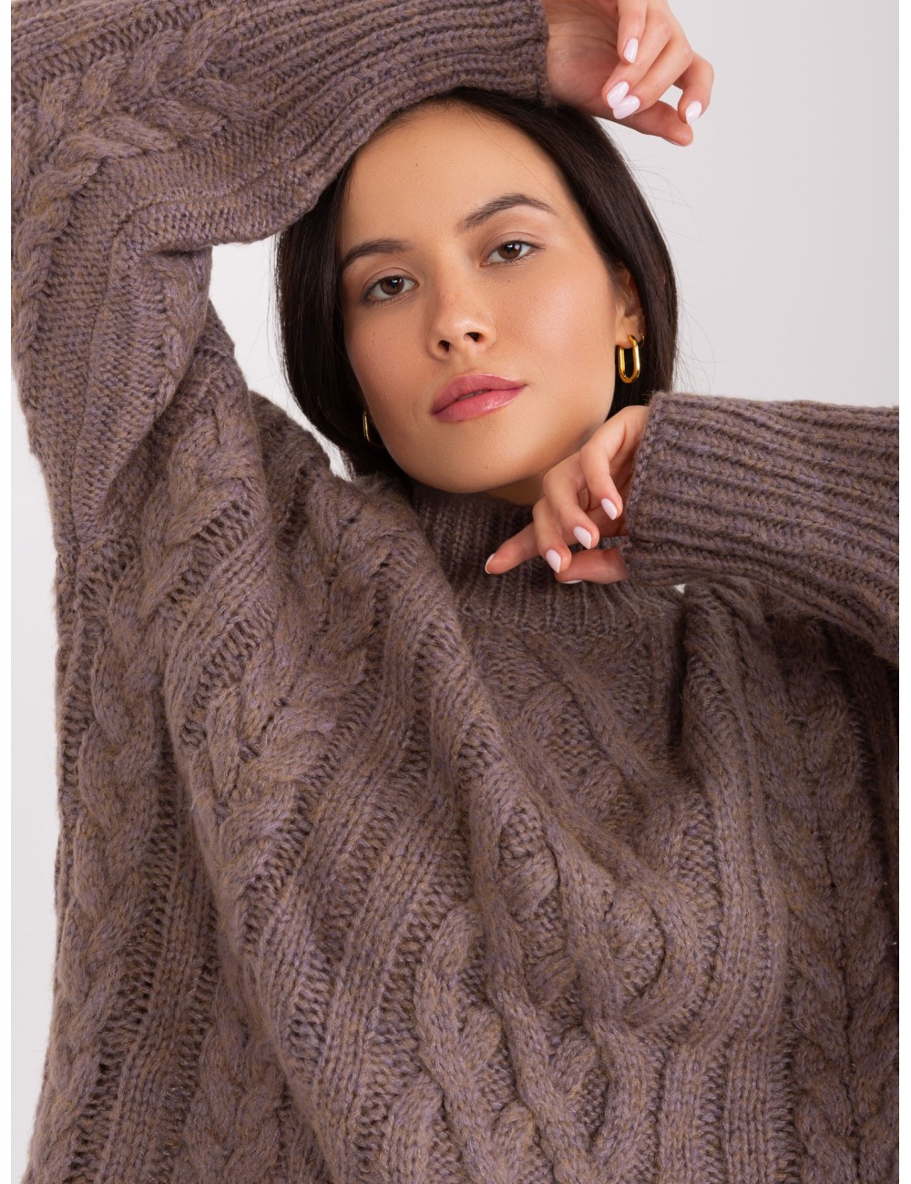 Dzianinowy sweter z warkoczami