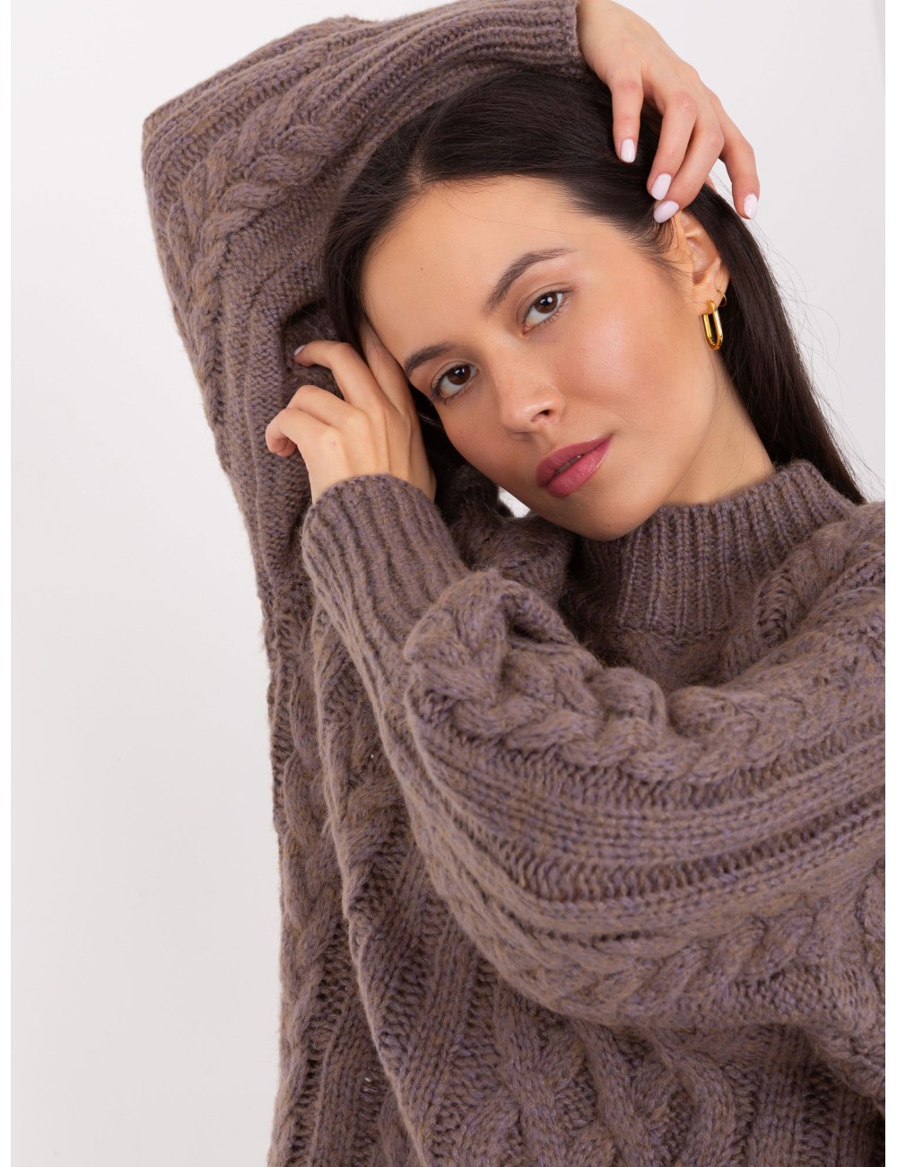 Dzianinowy sweter z warkoczami