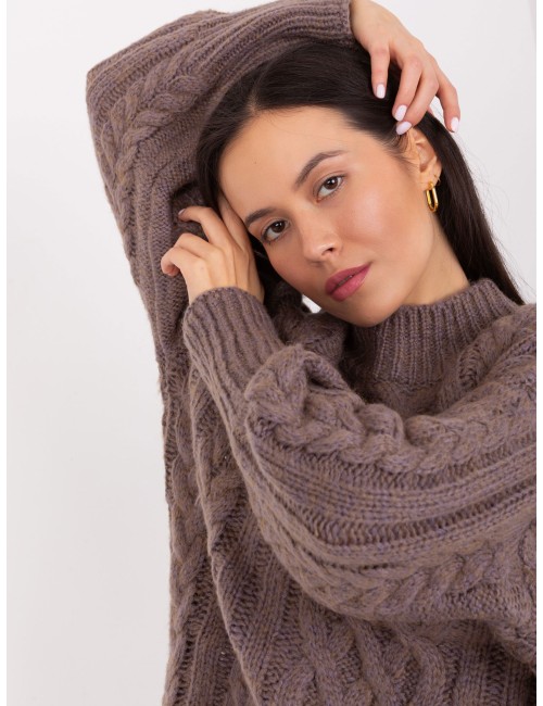 Dzianinowy sweter z warkoczami