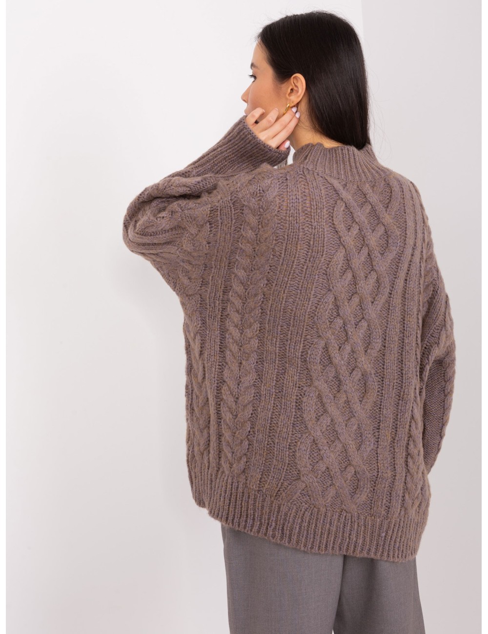 Dzianinowy sweter z warkoczami