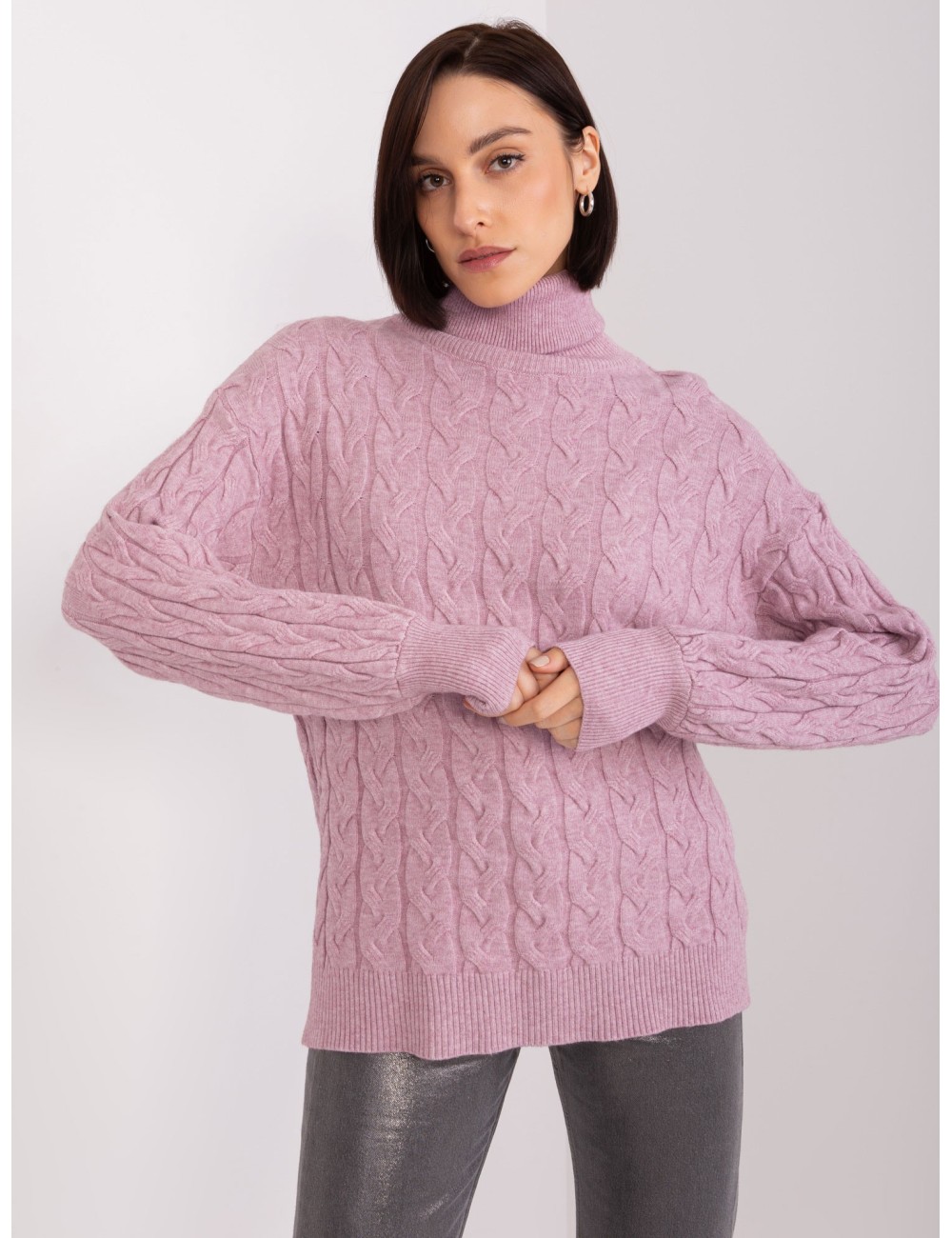 Sweter z golfem z warkoczami