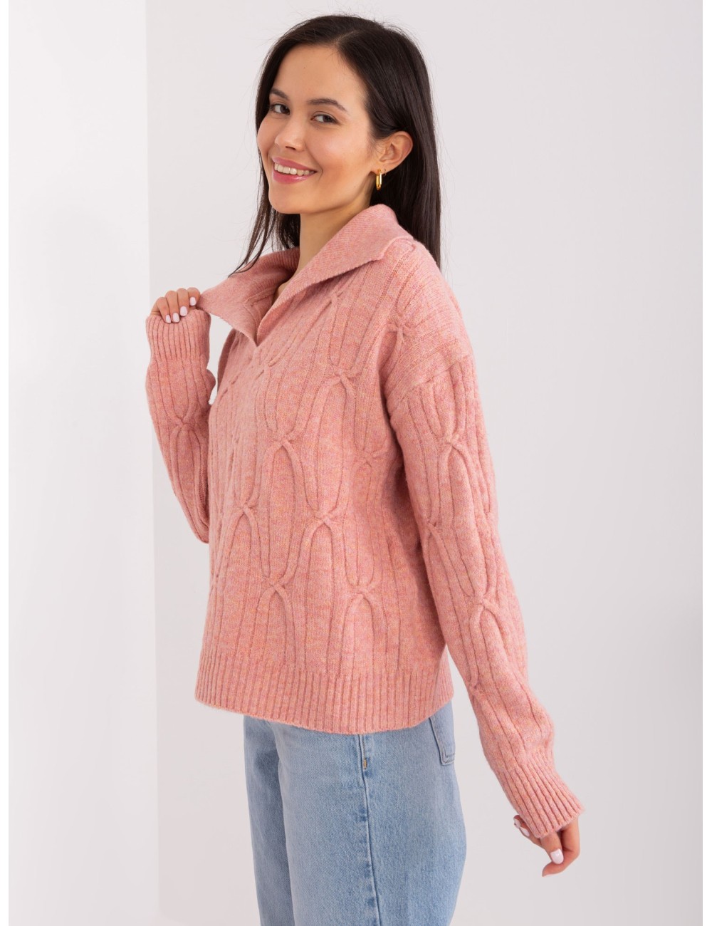 Dzianinowy sweter w warkocze
