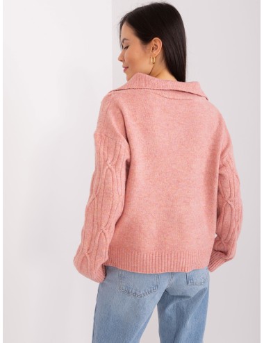Dzianinowy sweter w warkocze