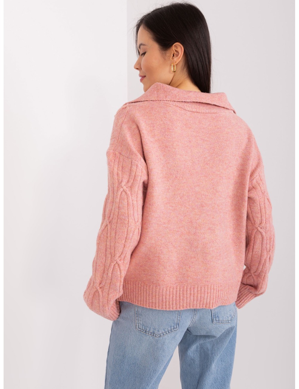 Dzianinowy sweter w warkocze