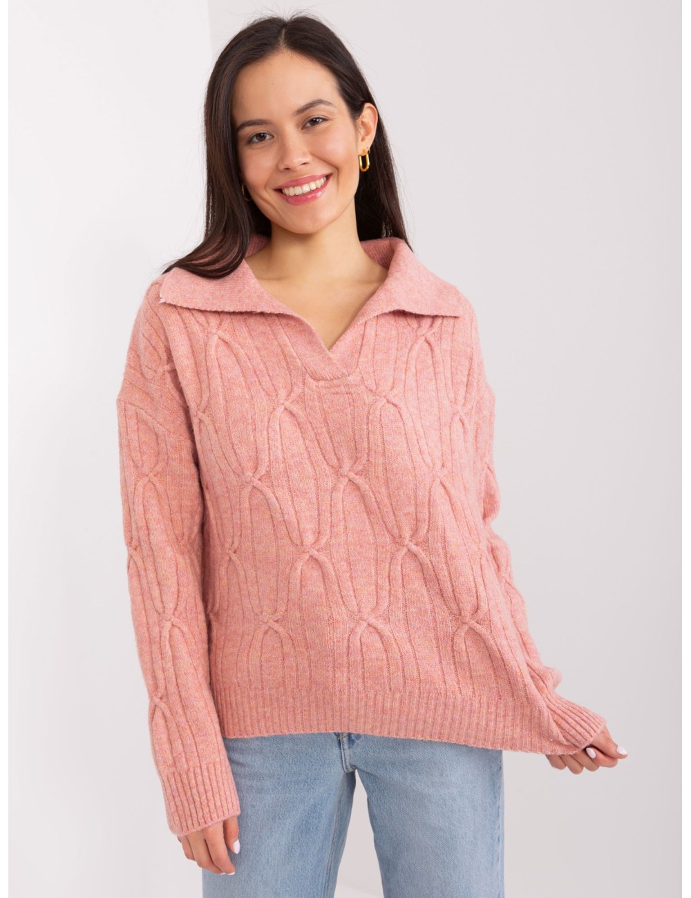 Dzianinowy sweter w warkocze