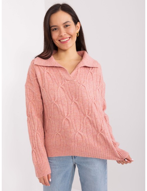 Dzianinowy sweter w warkocze