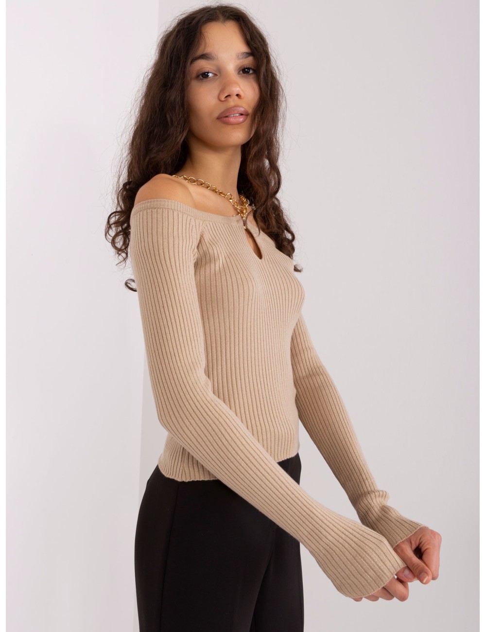 Sweter z odkrytymi ramionami