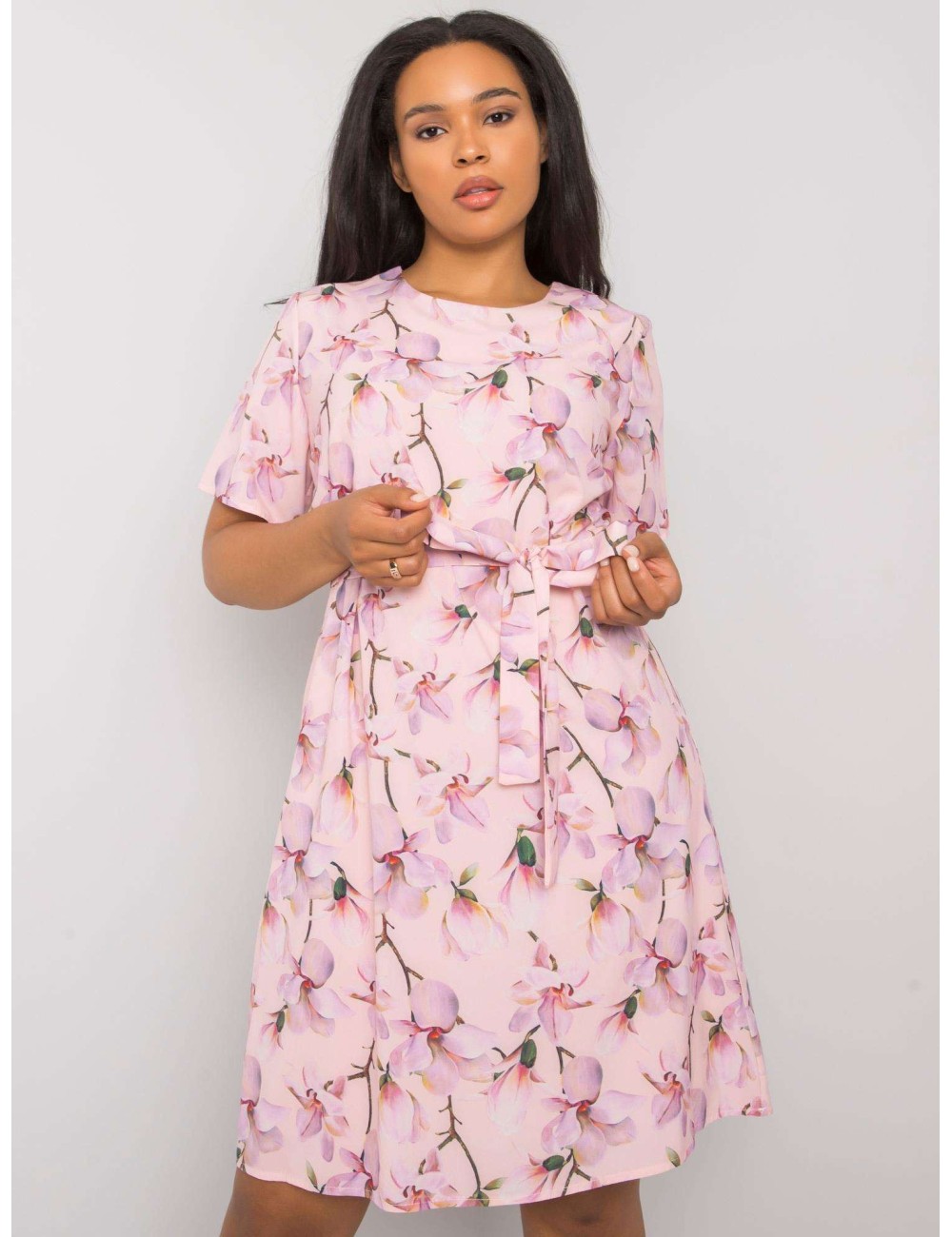 Sukienka plus size w kwiaty z wiązaniem