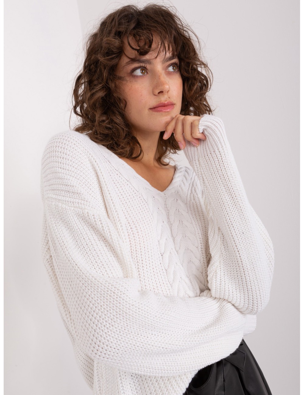 Damski sweter klasyczny z warkoczami