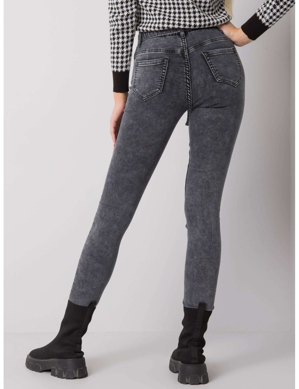 Jeansy slim fit z paskiem