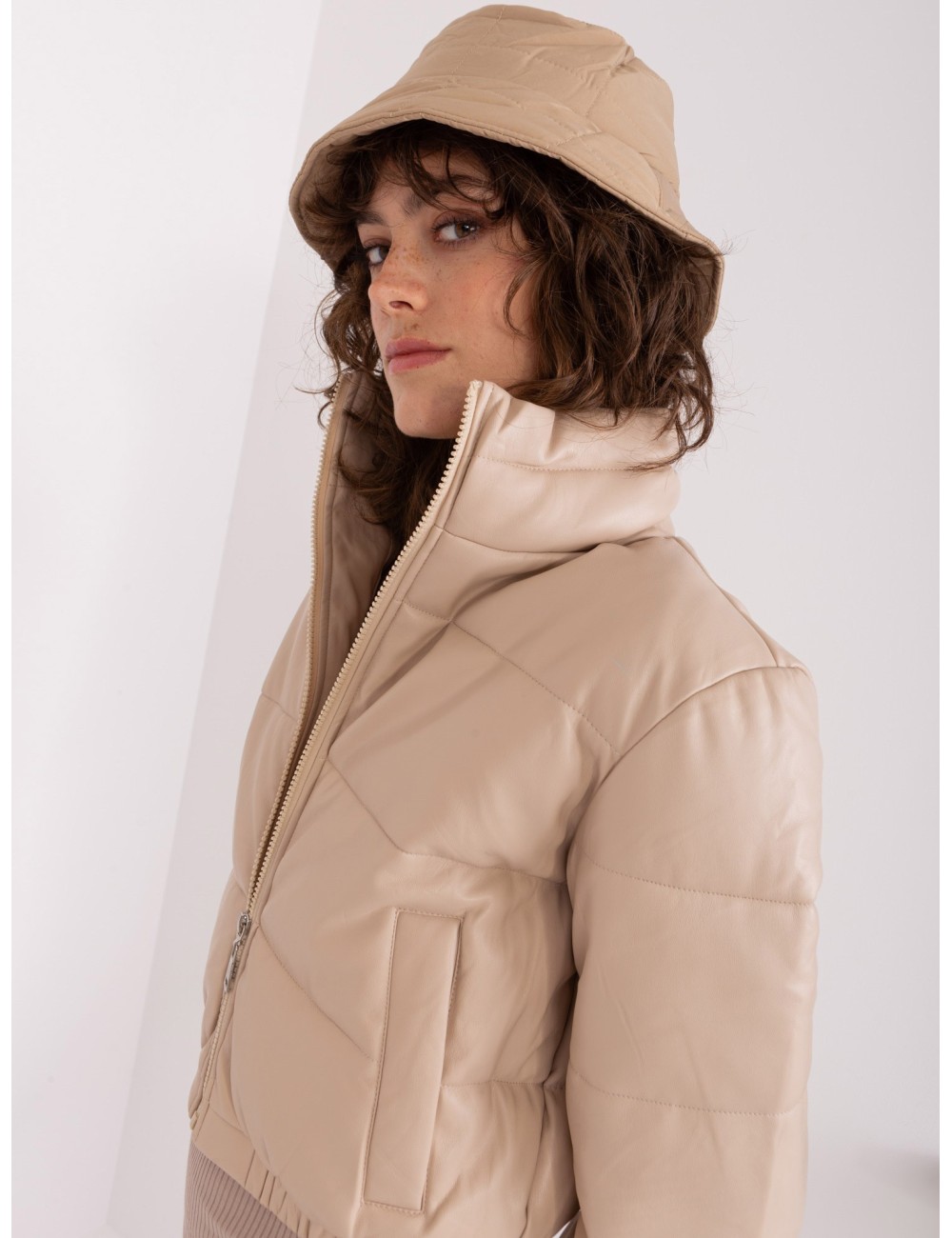 Camelowy pikowany kapelusz bucket hat
