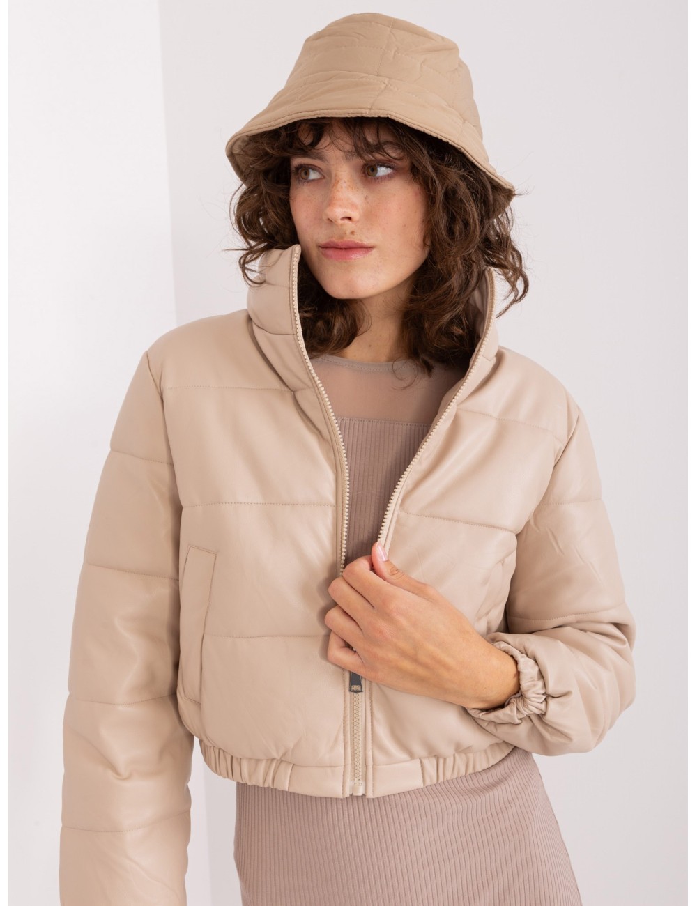 Camelowy pikowany kapelusz bucket hat