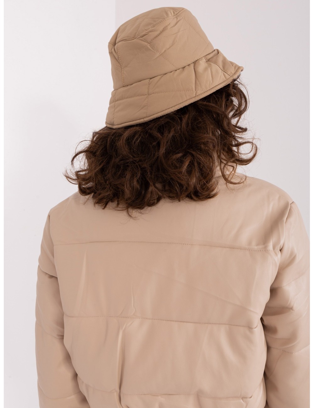 Camelowy pikowany kapelusz bucket hat