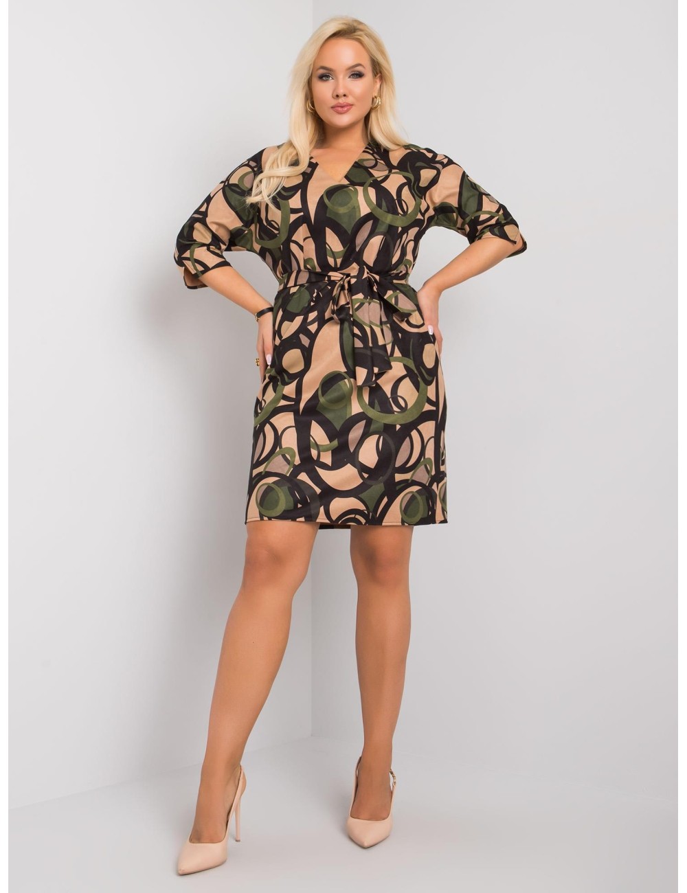 Beżowo-zielona wzorzysta sukienka plus size