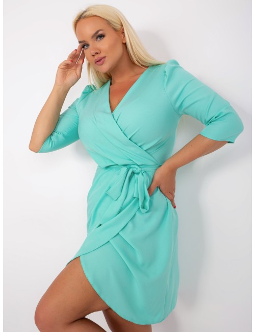 Miętowa koktajlowa sukienka plus size z paskiem