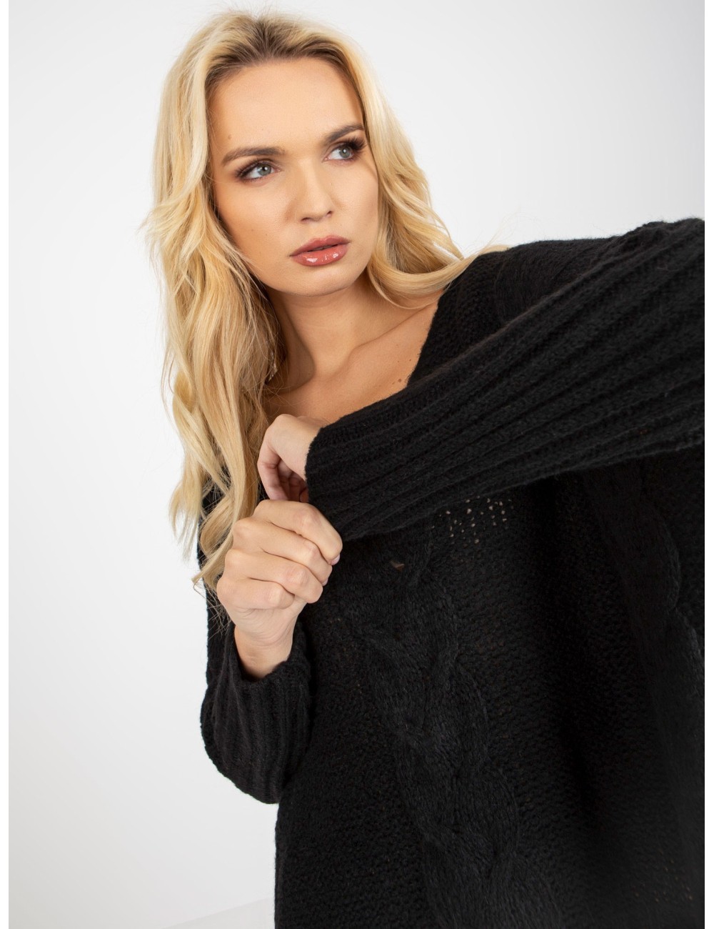 Sweter z warkoczami z dekoltem V OCH BELLA
