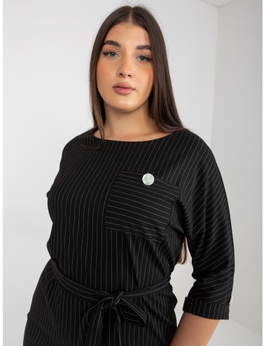 Ołówkowa sukienka plus size w paski z rękawem 3/4