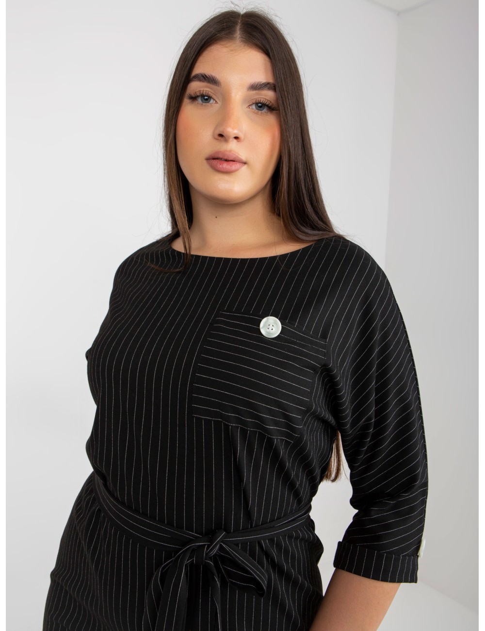 Ołówkowa sukienka plus size w paski z rękawem 3/4