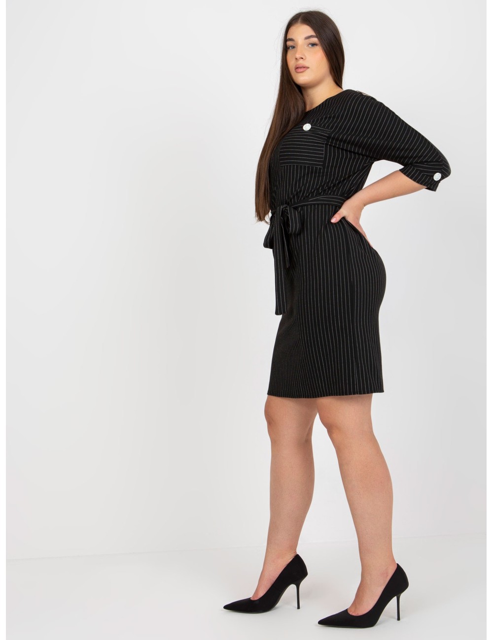 Ołówkowa sukienka plus size w paski z rękawem 3/4