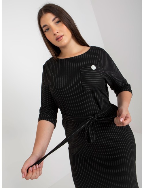 Ołówkowa sukienka plus size w paski z rękawem 3/4