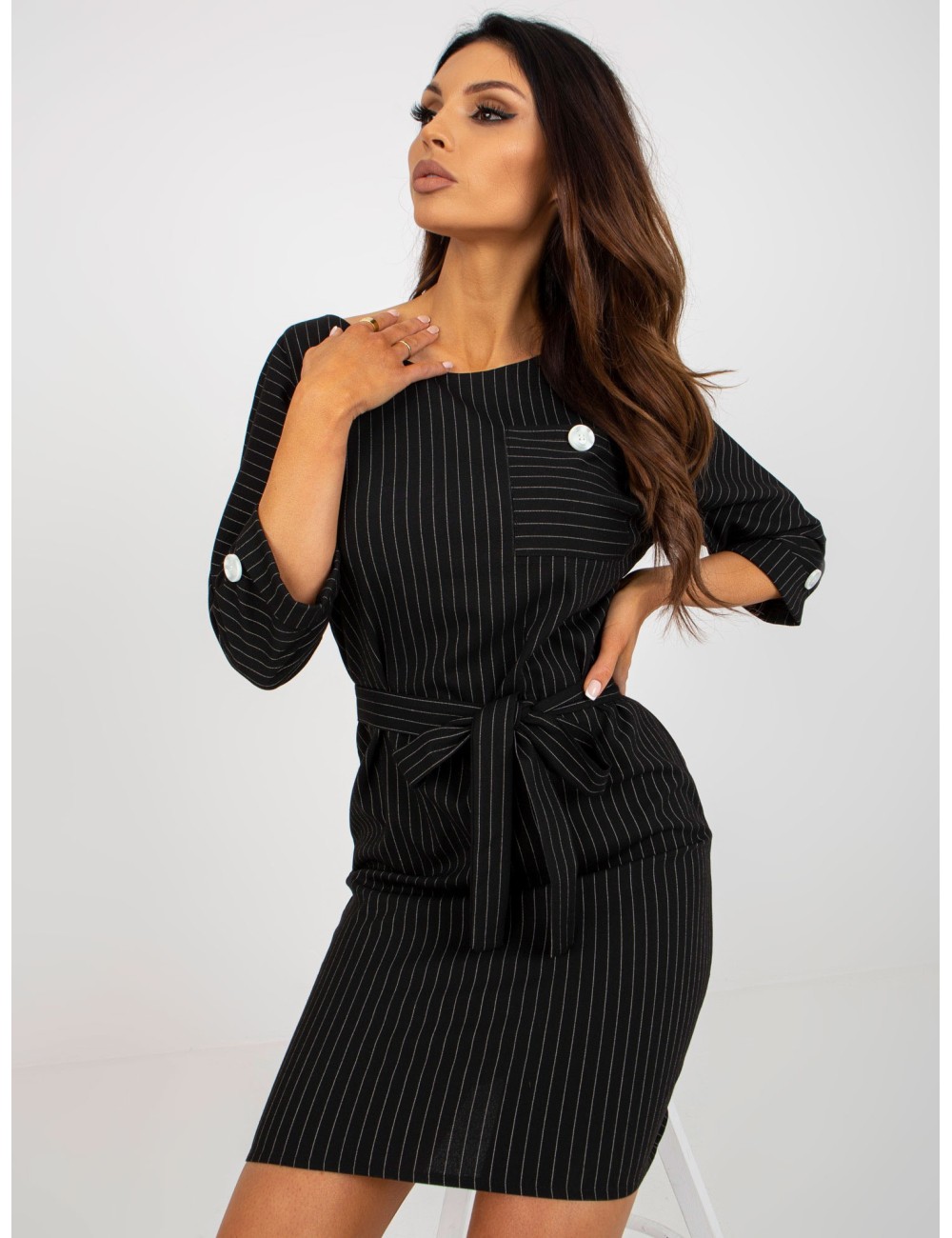 Ołówkowa sukienka plus size w paski z rękawem 3/4