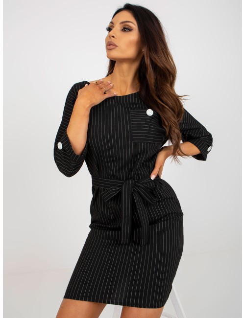 Ołówkowa sukienka plus size w paski z rękawem 3/4