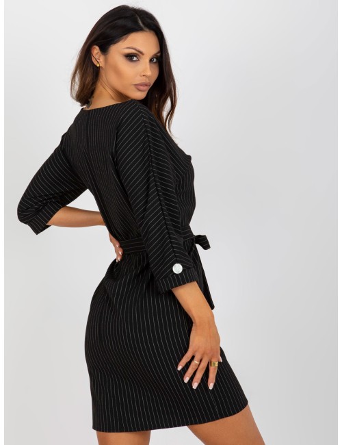 Ołówkowa sukienka plus size w paski z rękawem 3/4