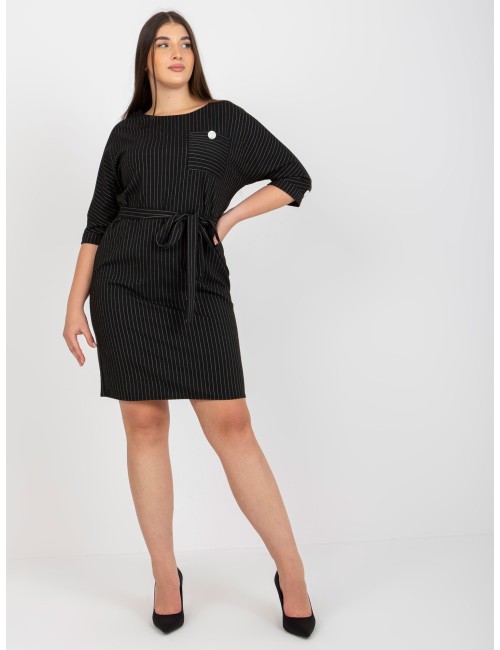 Ołówkowa sukienka plus size w paski z rękawem 3/4