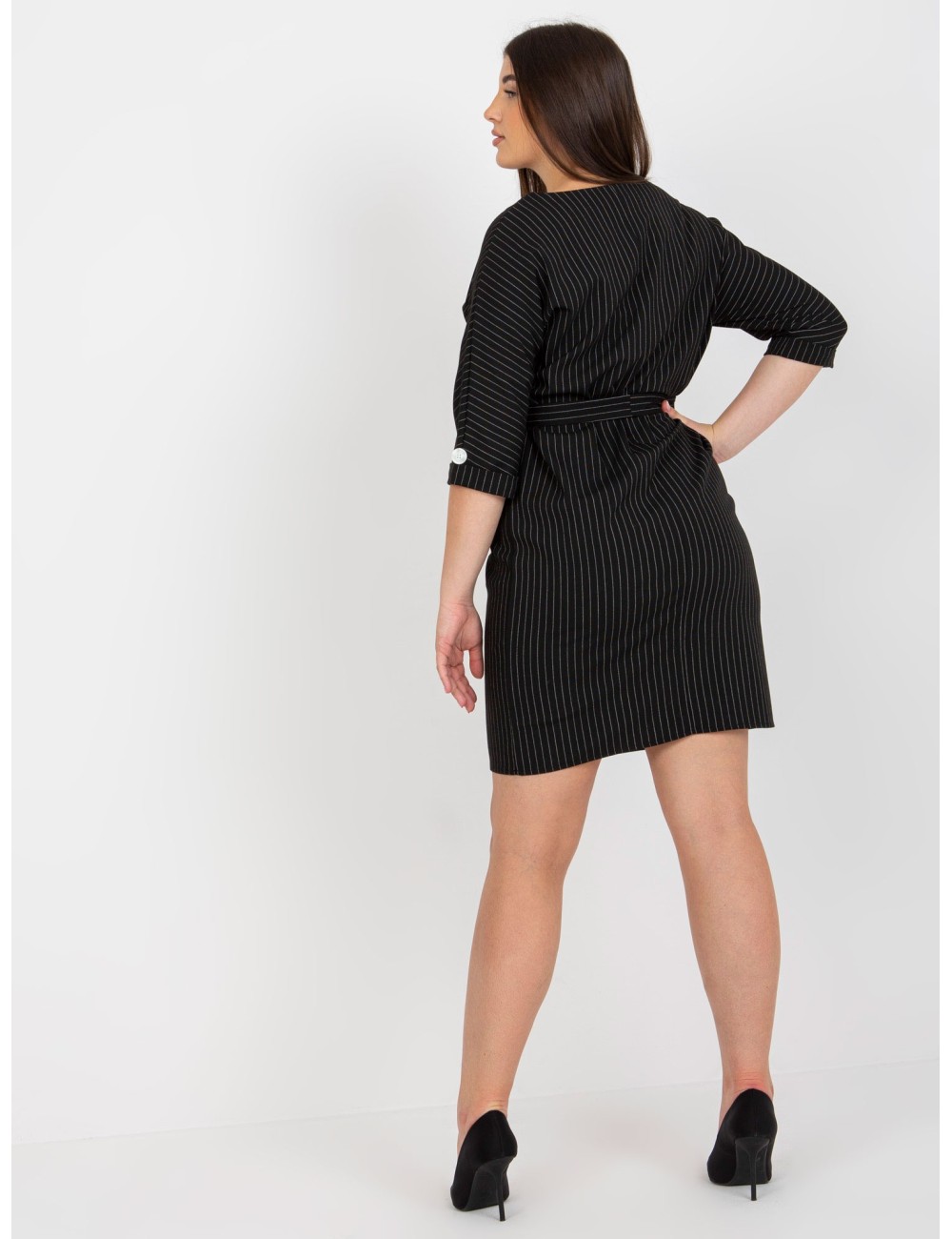 Ołówkowa sukienka plus size w paski z rękawem 3/4