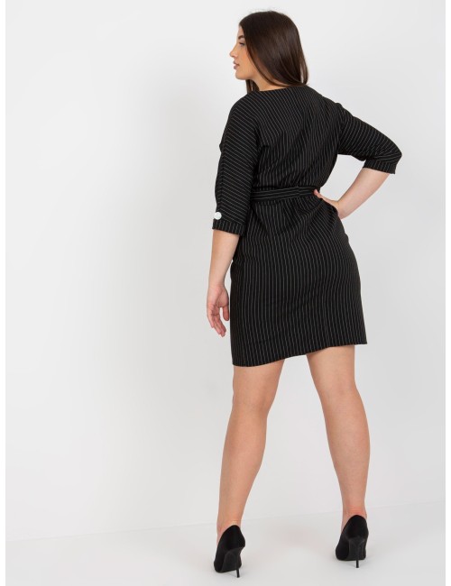 Ołówkowa sukienka plus size w paski z rękawem 3/4